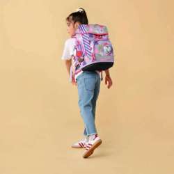 ERGOBAG Schulranzen Set 6 tlg CUBO LIGHT - BlütenzauBär Kind mit Schulranzen Rückansicht