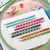 STABILO ergonomischer Bleistift EASYgraph verschiedene Farben auf dem Tisch