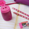 STABILO ergonomischer Bleistift EASYgraph S pink mit Spitzer auf Tisch